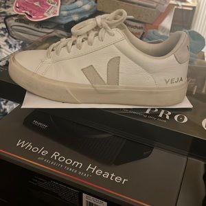 Veja sneaker worn 4 times. Great condition!